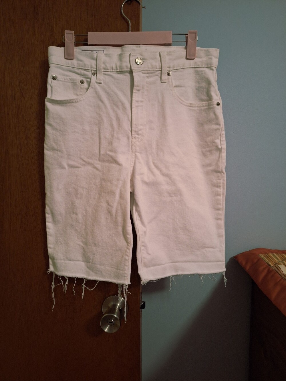 Final Sale* GAP White Denim Bermuda Shorts Frayed Hem High Rise Women Size 4